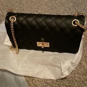 Bag with adjustable chain